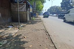 Trotoar jalan terusan Buah Batu rusak tidak ada perbaikan