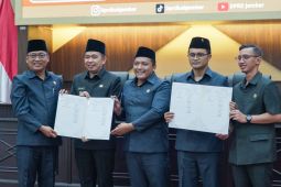 Pemkab-DPRD Jember percepat pembangunan dengan sahkan P-APBD 2025