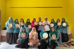 Tim PPK latih warga pedalaman buat piring dari pelepah pinang