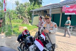 Polres Batang Hari bagikan ratusan bendera merah putih