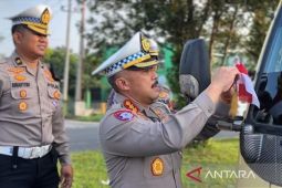 Ditlantas Polda Babel bagikan ratusan bendera Merah Putih ke pengendara