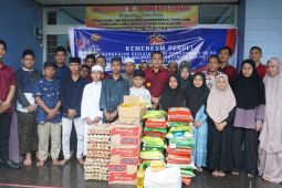 Kemenkum Malut Salurkan Paket Sembako Sambut Hari Pengayoman