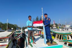 Satpolairud Bangka-Satpolairud Belitung serentak bagikan bendera