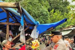 Kapolresta Ambon bagikan bendera kepada para pedagang