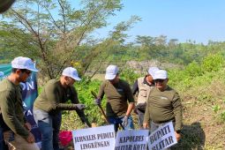 Peduli lingkungan, jurnalis Blitar tanam pohon di area dekat tambang pasir