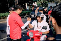 Forkopimda Jembrana bersama difabel bagikan bendera Merah Putih