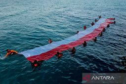 Bersatu kibarkan bendera raksasa, jaga Indonesia di ujung utara