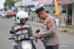 Kapolres Mukomuko turun langsung bagikan bendera merah putih