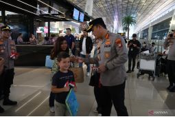 Polresta Bandara Soetta bagikan 5.000 bendera ke penumpang