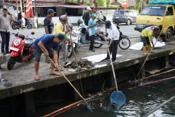 Aksi gotong - royong di Kecamatan Pontianak Kota