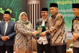 Wamenkop Ferry Juliantono terima penghargaantokoh perubahan ekonomi Indonesia dari MUI