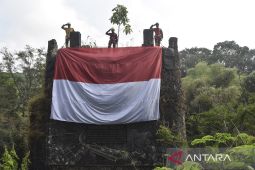 Pembentangan bendera merah putih di Jembatan bersejarah