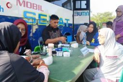 Ratusan warga Teluk Rubiah berobat gratis di Mobil Sehat PT Timah