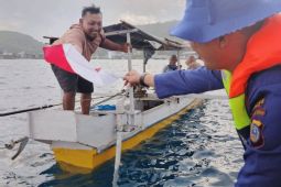 Polres Donggala bagikan Bendera Merah Putih untuk nelayan di perairan Donggala