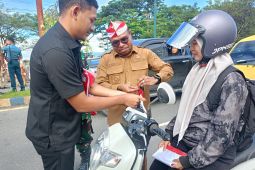 Wali Kota Sorong bagikan 3.729 bendera Merah Putih kepada masyarakat.