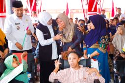 Khofifah salurkan bansos dan bagikan bendera untuk warga Sampang