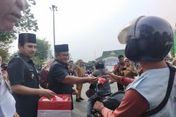 Pemkot Jambi bagikan 10.250 Bendera Merah Putih secara gratis ke pengguna jalan