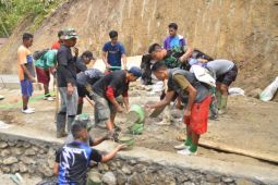 Satgas TMMD Kodim/Manado dan masyarakat sinergi bangun jalan