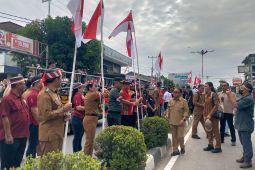 Pemkot Singkawang dan Ormas memasang 10 ribu bendera merah putih