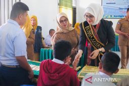 Bunda Literasi beri pelatihan daur ulang sampah kreatif di SLBN Kendari