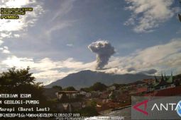 Gunung Marapi semburkan abu vulkanik setinggi 1,6 kilometer