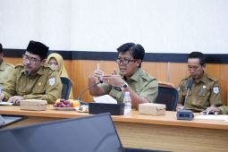 Bupati ajak kades di Sumbawa Barat bersatu atasi kemiskinan