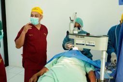 Puluhan masyarakat Purwakarta ikuti operasi katarak gratis yang digelar PJT II