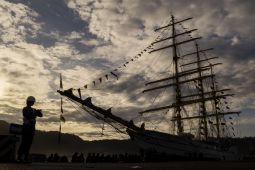 KRI Bima Suci adakan pameran bendera peringati kemerdekaan Indonesia
