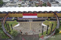 Pembentangan bendera merah putih di Wisata kuliner