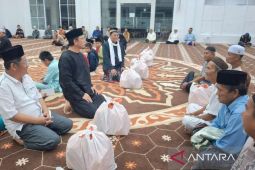 Pemkab Bangka Tengah salurkan bansos melalui program Sajadah Fajar