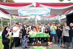 Polda Jambi gelarGerakan Pangan Murah di kawasan Tugu Keris Kota Jambi