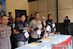 Polisi tangkap empat orang pengedar ganja seberat 2,8 kilo di Sidoarjo