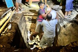 TNI AL gagalkan penyeludupan puluhan karung timah di Kampung Nelayan Sungailiat