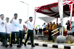 Gerimis tak halangi warga Kota Manggar semangati gerak jalan pelajar se-Beltim