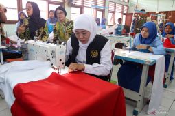Meriahkan HUT RI, ribuan pelajar Jatim menjahit bendera Merah Putih