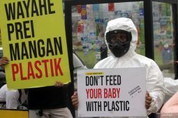 Aksi pegiat lingkungan tolak sampah plastik
