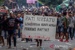 Warga Pati unjuk rasa tuntut Bupati Sudewo mundur