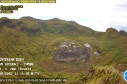 Warga diminta tidak memasuki radius tiga kilometer Gunung Awu Sangihe