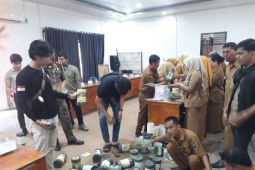 Kesbangpol Batang Hari salurkan kotak amal ke tiga yayasan