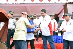 Baznas bagikan paket sembako kepada 300 pengayuh becak di Pacitan