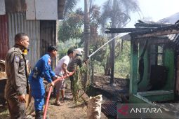 Kolaborasi TNI-Polri cegah meluasnya kebakaran rumah