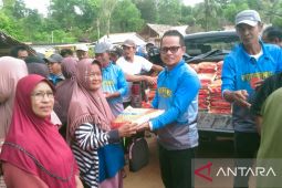 Pokdarwis Rambak Bangka menyalurkan bantuan 150 karung beras
