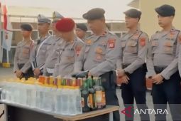 Polres Cianjur menyita ratusan botol minuman keras dan oplosan