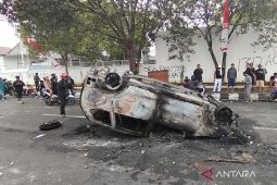 Unjuk rasa warga di Pati berlangsung anarkis hingga bakar mobil