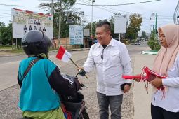 Bakesbangpol Batang Hari bagikan ratusan bendera merah putih