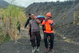 Tim SAR gabungan evakuasi pendaki cedera kepala di Gunung Soputan