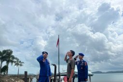 Satpolairud Polres Bangka Selatan bagikan Bendera Merah Putih ke nelayan