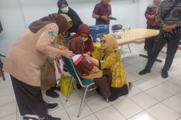 Ketua TP-PKK Surabaya berikan motivasi siswa peserta imunisasi