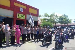 Kapolda Sultra bagikan 300 paket bansos untuk warga di Kendari