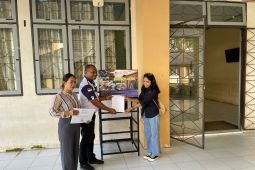 PLN Maluku dan komunitas MCC serahkan 5 drop boks botol plastik untuk sekolah